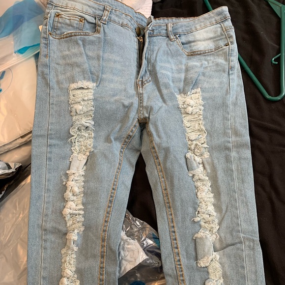 Distressed jeans - Picture 1 of 3